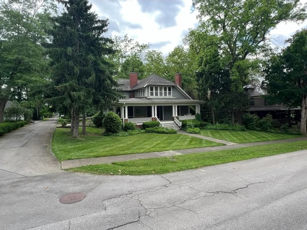 Historic home lawn maintenance in Alcoa TN